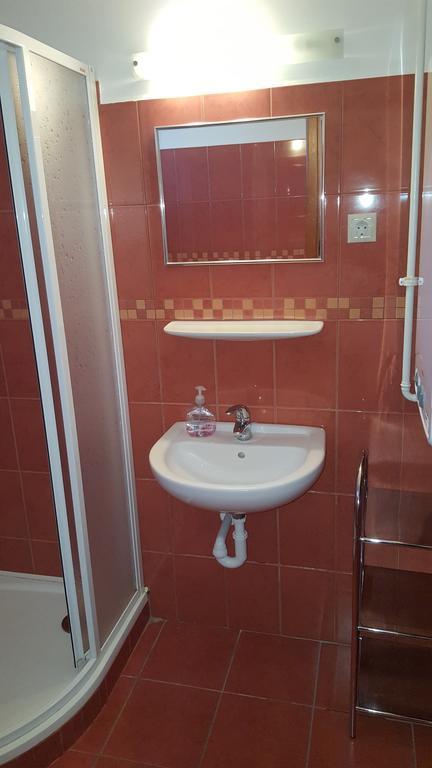 Okker Apartman Gyula Exterior photo