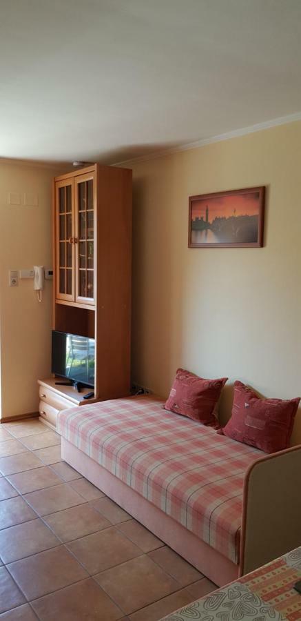 Okker Apartman Gyula Exterior photo